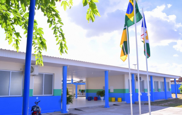 Governo entrega Escola 13 de Setembro completamente revitalizada e com mobiliário novo